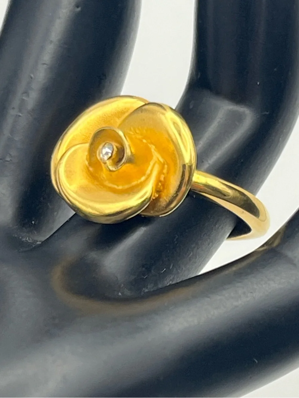 Crown Trifari gold tone rose 3D flower & rhinestone vintage ring size 6